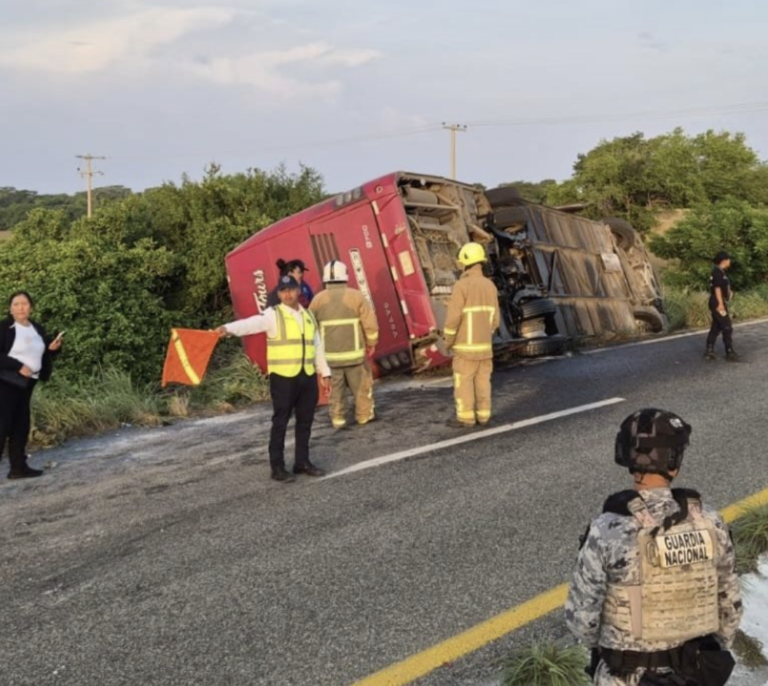 Autobús turístico procedente de San Miguel de Allende vuelca en Oaxaca; hay un fallecido y seis lesionados